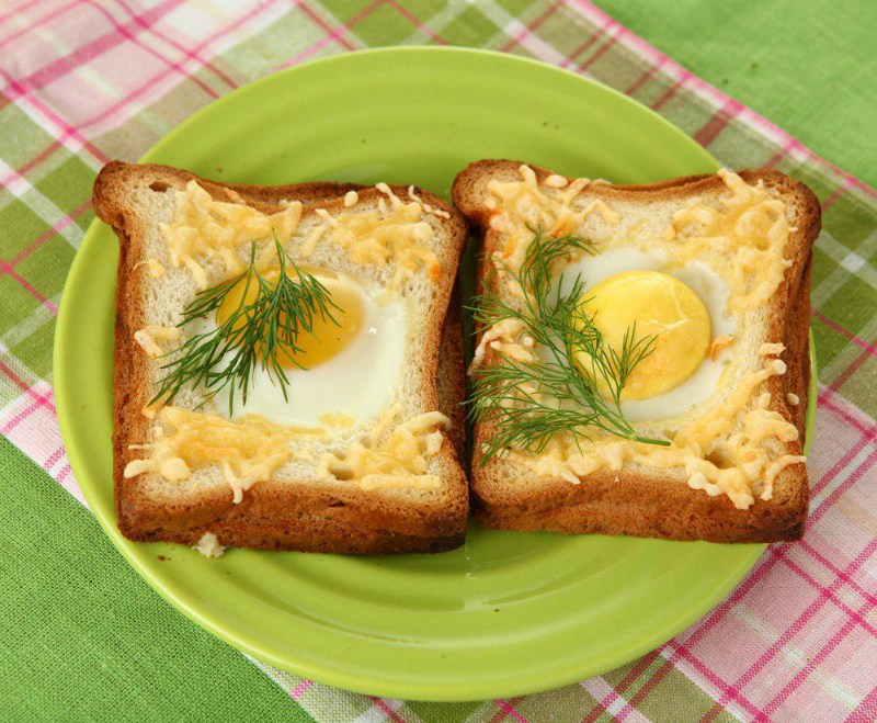 Видео как приготовить вкусный завтрак. Яичница в хлебе. Бутерброды из яиц. Глазунья в хлебе. Бутерброд с омлетом.