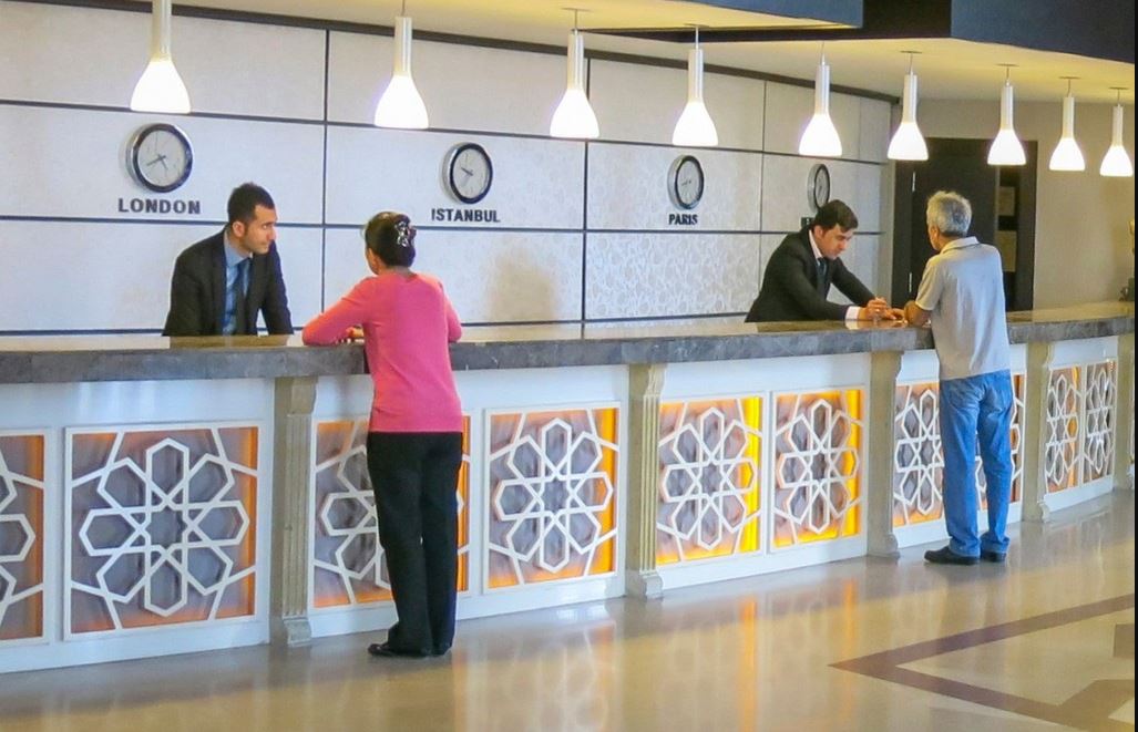 Отели в турецкой Анталье «украсили» таблички с национальностями клиентов-туристов