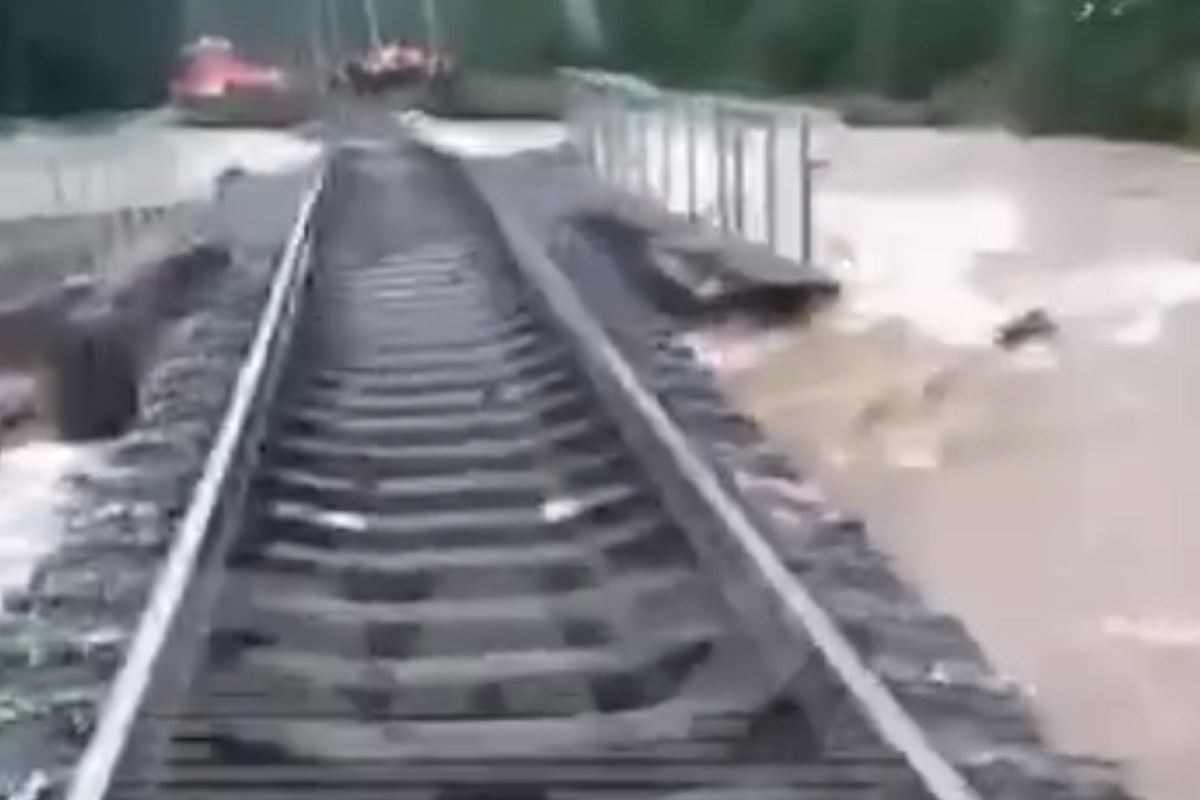 В Бурятии объявлен режим ЧС из-за наводнения реки Холодная и ущерба железной дороги