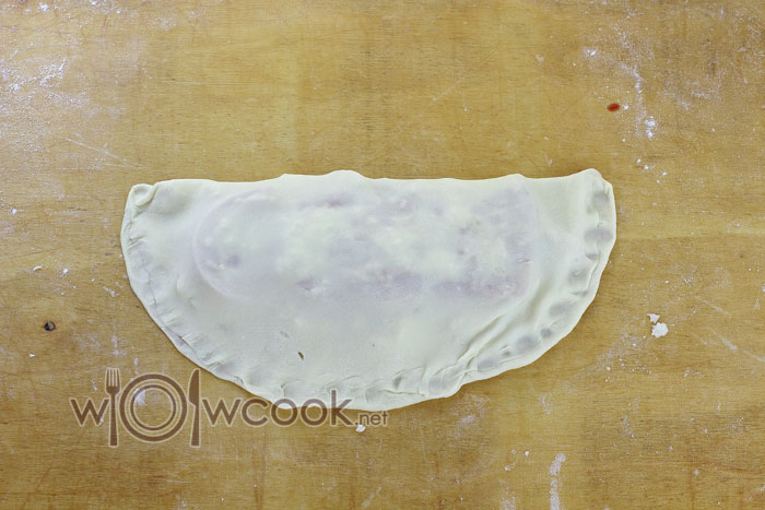 Накрываем второй половиной и плотно защипываем края