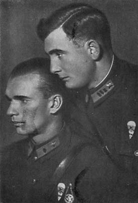 Одни из первых советских парашютистов Л. Г. Минов и Я. Д. Мошковский