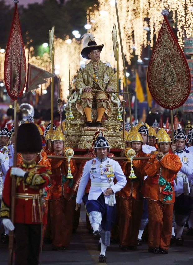 Король Таиланда проводит карантин в отеле вместе с гаремом