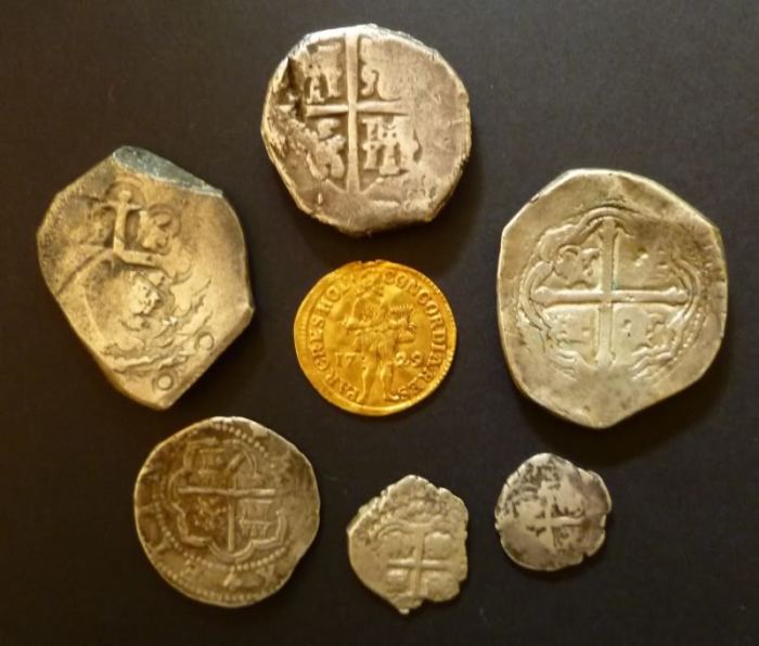 Испанские серебряные монеты и голландский золотой дукат. | Фото: munthunter.nl.