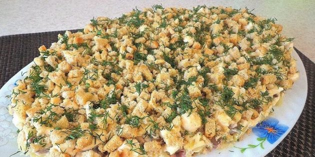 10 салатов с копчёной курицей, которые точно придутся по вкусу копчёной, нарежьте, Салат, ложки, небольшими, курицей, натрите, кусочками, курицу, тёрке, майонезом, Сверху, сыром, твёрдого, посыпьте, тарелку, посолите, выложите, смазывайте, крупной