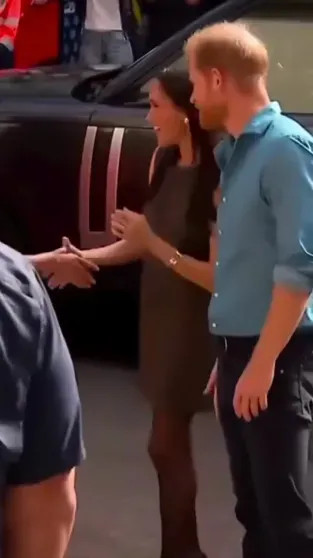 Меган Маркл опубликовала видео из поездки в Австралию, за которую их с принцем Гарри раскритиковали Меган, видео, МарклКадры, Гарри, также, Маркл, поездку, время, больницу, визита, детскую, попытке, Дианы, обвинили, детей, критикуют, тысяч, вызвали, выжившими, назвали