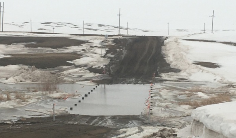 Поток воды переливается через дорогу. Половодье в Тоцком районе Оренбургской. Паводок Оренбург. Наводнение в Оренбургской области. Мост Новоуральск Кувандыкский район.