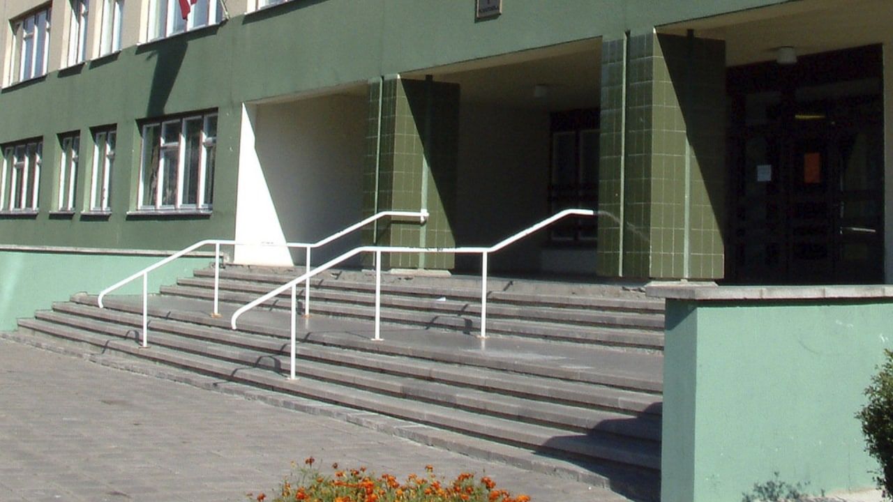 Руководство школы Волновахи поблагодарило Ямал за помощь в восстановлении здания