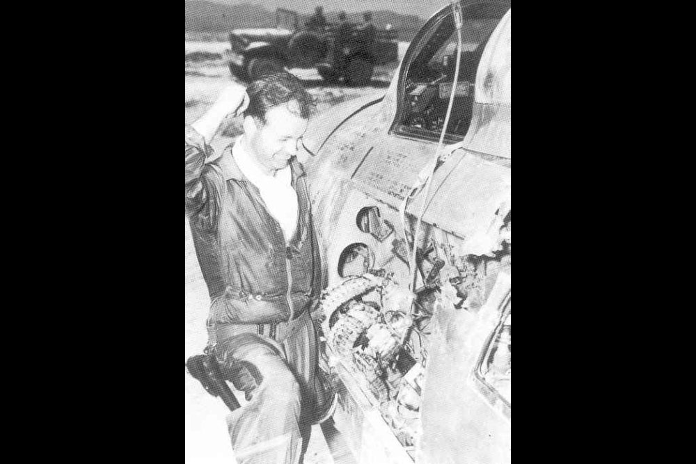 Американский летчик Гленн Иглстон... и его разодранная машина после встречи в небе с русским Кейси Джонсом.
