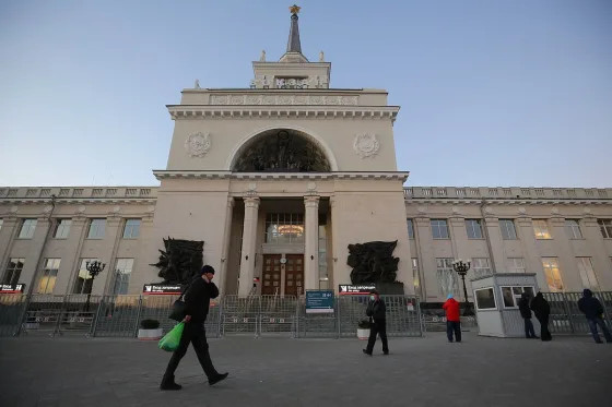 Почти ослепший из-за ранения ветеран СВО оказался на улице после выписки из госпиталя. Его нашли ночующим на вокзале