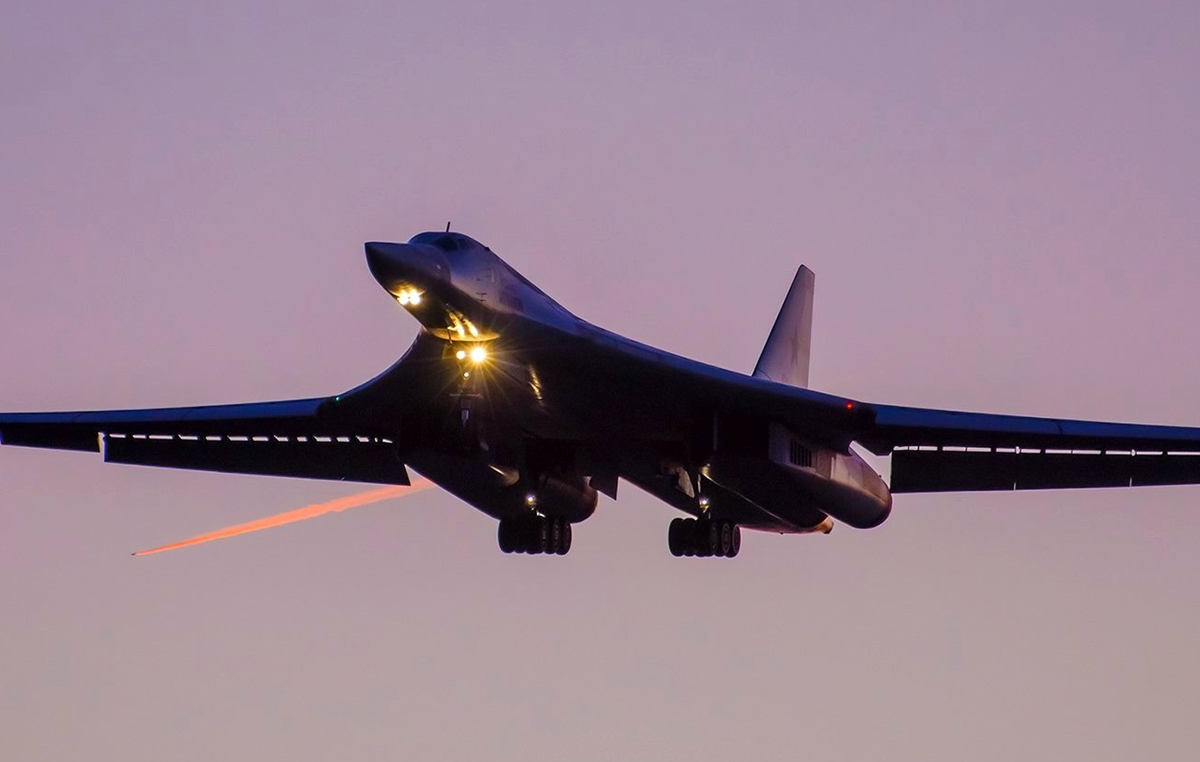 Кто-то в западных СМИ уже назвал Ту-160М2 "Чёрным лебедем". Поэтично, хотя и достаточно спорно из-за двойного значения английской версии этого словосочетания. Впрочем, Ту-160М2 может действительно стать "чёрным лебедем" для всей современной системы ПРО США и НАТО. Фото МО РФ