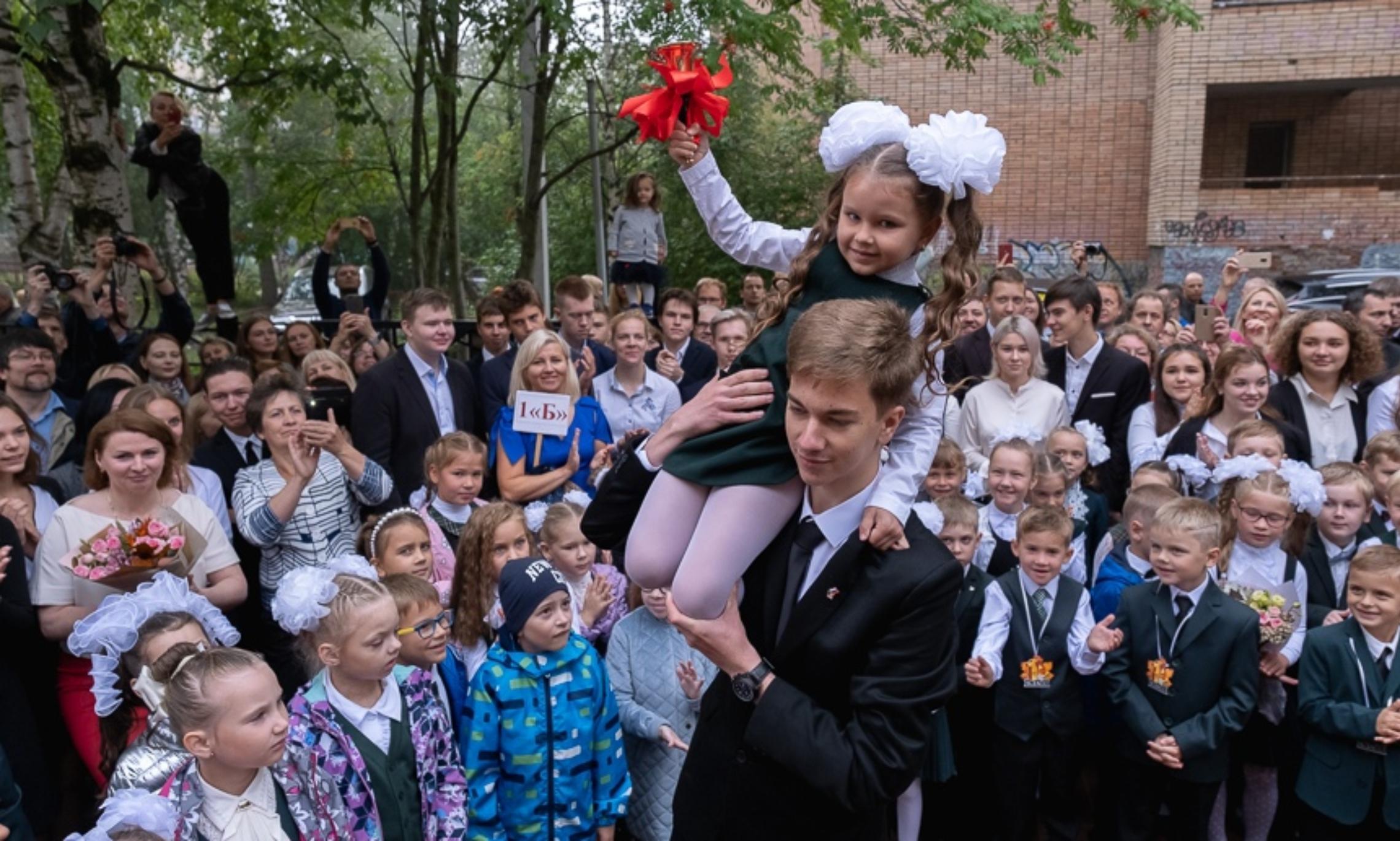 В школах Поморья День знаний начнётся с исполнения гимна и поднятия флага