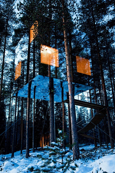 Хорошо замаскированный дом в Швеции, облицованный зеркалами, что позволяет ему отражать близлежащую растительность.