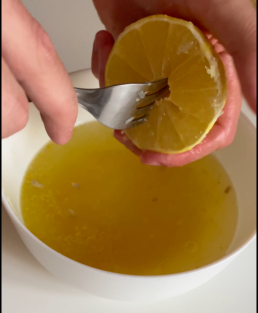 Вкуснейший домашний лимонад⁠⁠ хорошо, теплой, прокручиваем, вилку, лимоны, сахар, лимона, берите, выжимаем, центр, вставляем, половинку, картинкеСжимаем, показано, каждую, Витаминный, половинки, сокРежем, одновременно, лимонов