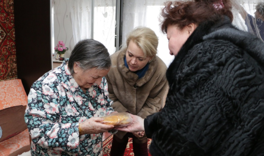 Мех, стыд и жлобство: Крымские чиновницы в шубах подарили блокадникам… по батону и медальке