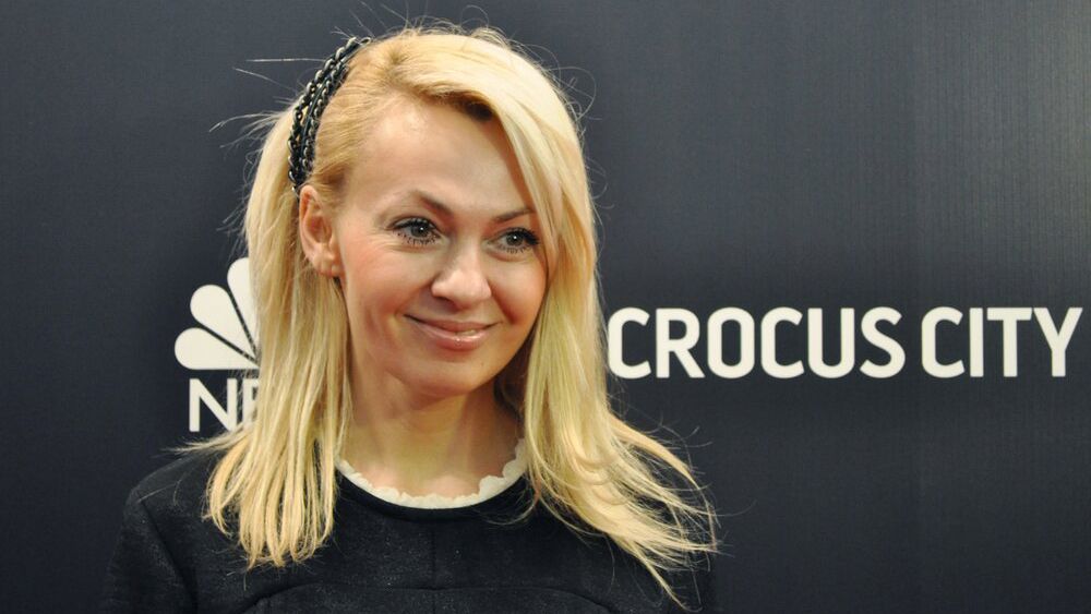 Яна Рудковская чуть не задохнулась в костюме Лисенка в шоу «Маска»
