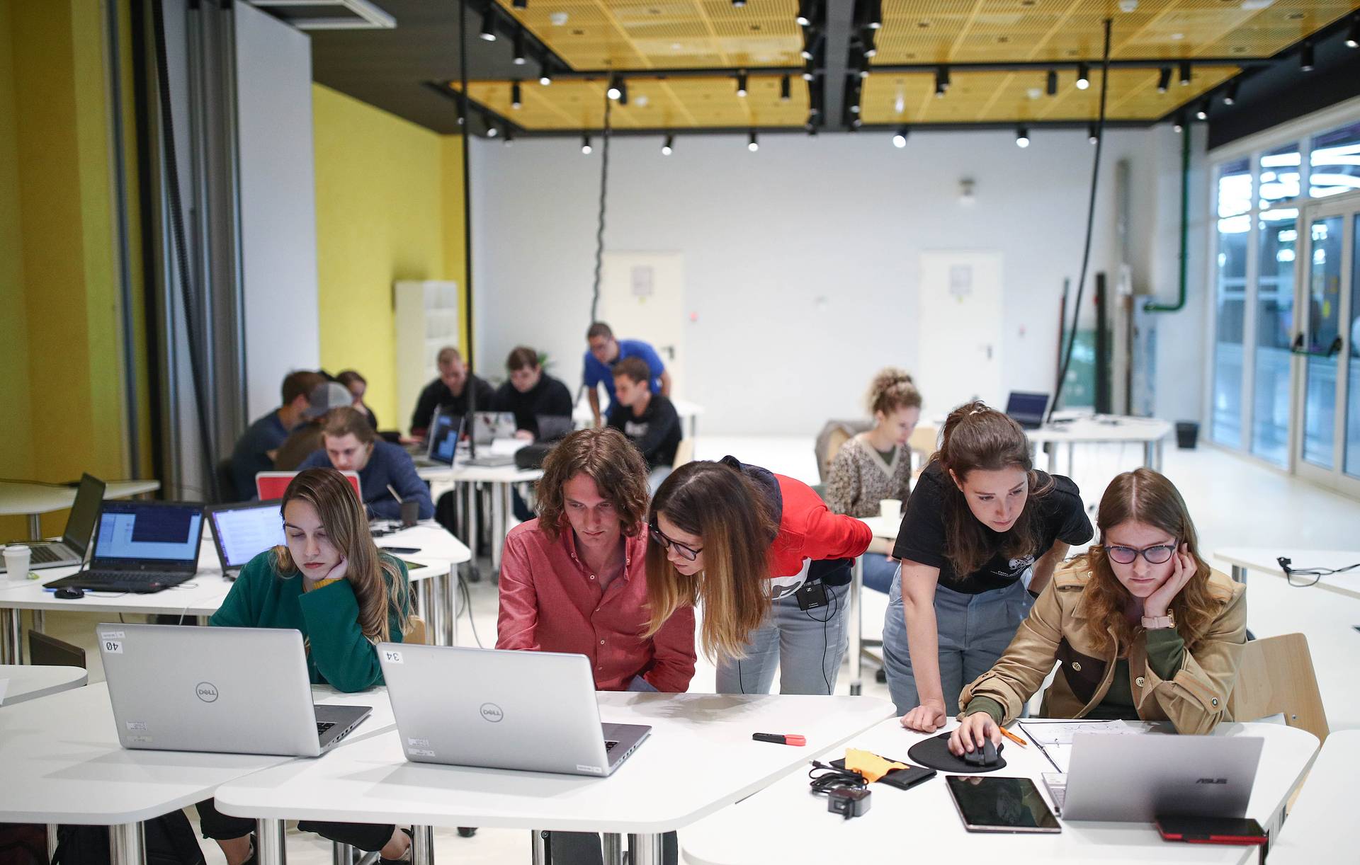 Школьники учат английский. Ученик подросток. Аудитория с учениками. To attend classes. Студенты hd.