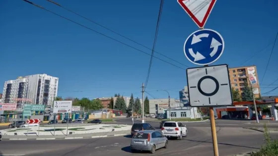 Какой поворотник надо включать при въезде на перекресток с круговым движением