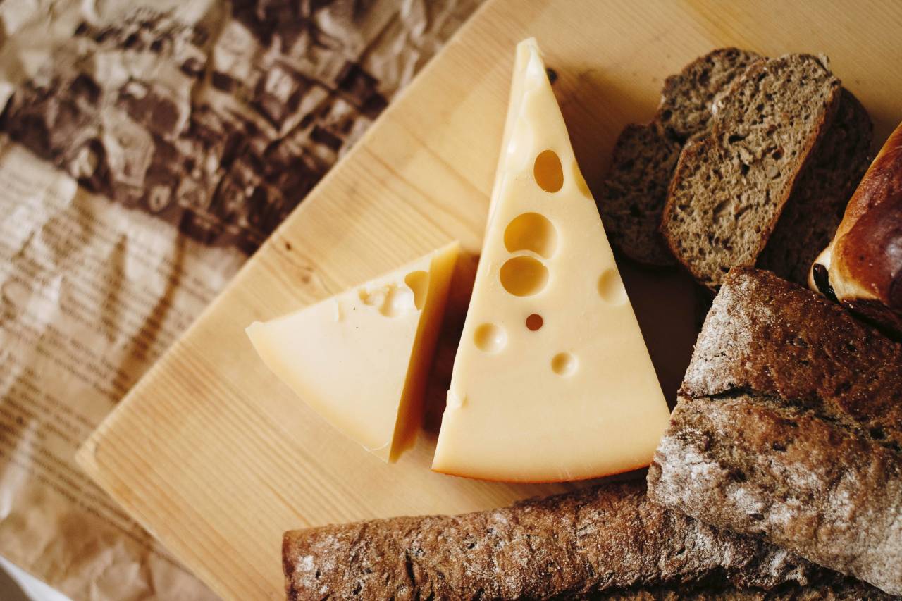 Диетолог Разумовская рассказала о пользе сыра в борьбе с судорогами и кариесом 