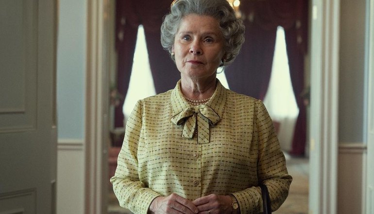 Найдите 10 отличий: Имельда Стонтон в образе Елизаветы II на съемках нового сезона «Короны»