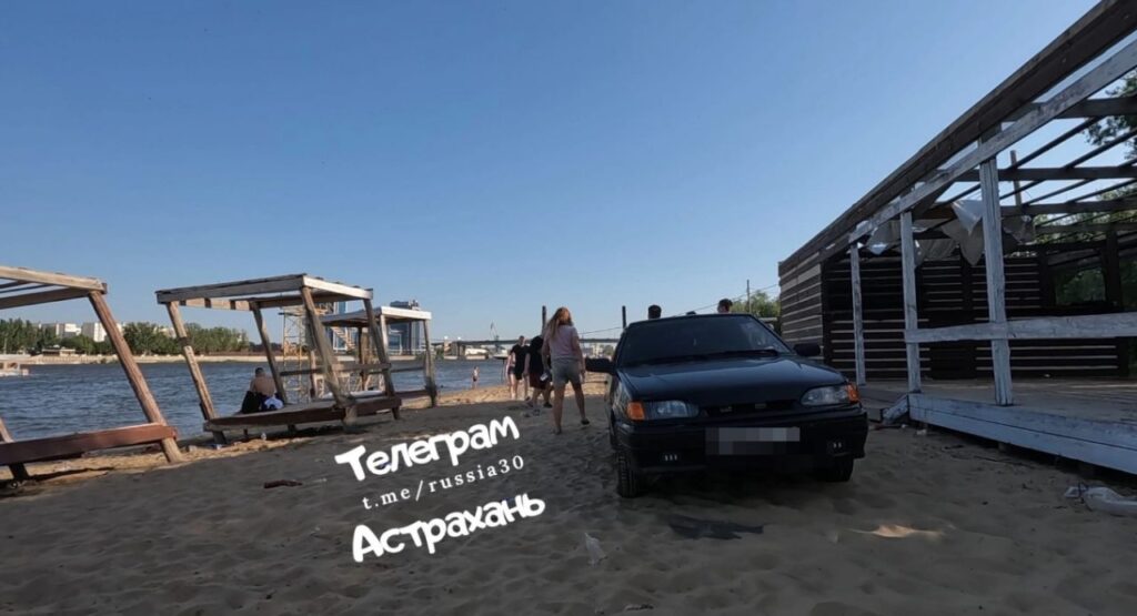 Астраханцы жалуются на превращение пляжа в автопарковку