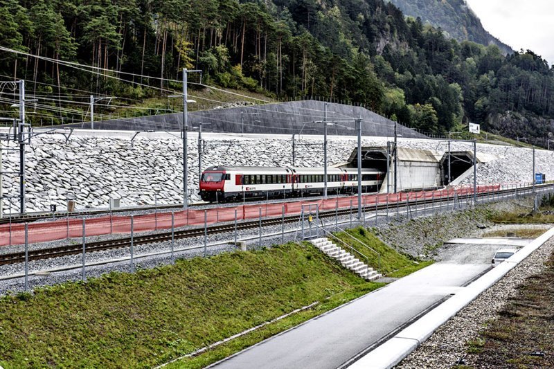 7 самых неожиданных мест, где явно не должно быть железной дороги 7 самых неожиданных мест, где явно не должно быть железной дороги мир,поездка,путешествие,страны