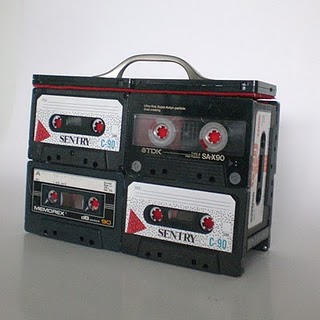 СТОЛИК ИЗ ВИДЕО-КАССЕТ. МАСТЕР-КЛАСС декор,дизайн,дом,жилье,инструмент,интерьер,квартира,мебель,ремонт,текстиль