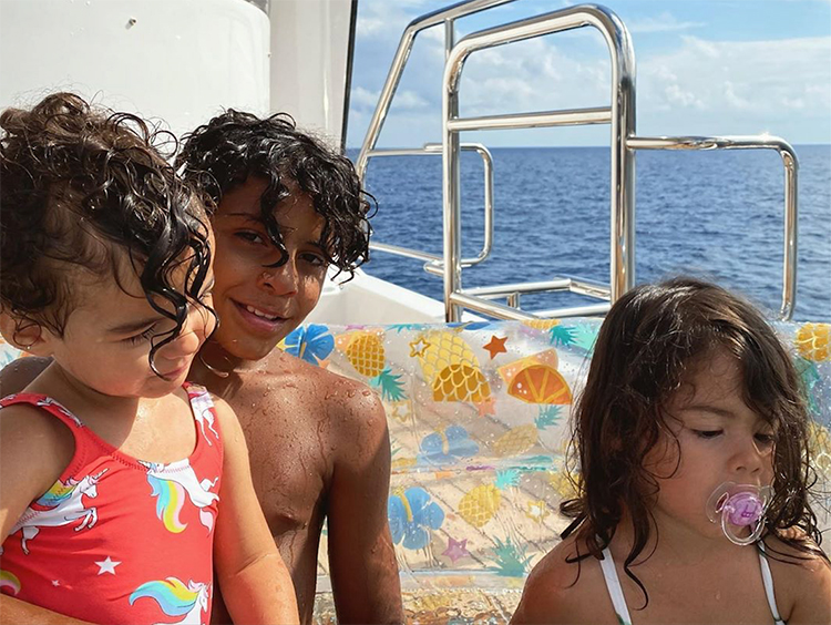 Криштиану Роналду отдыхает с Джорджиной Родригес и детьми на своей новой яхте за 7 миллионов долларов у берегов Италии Звезды,Звездные пары