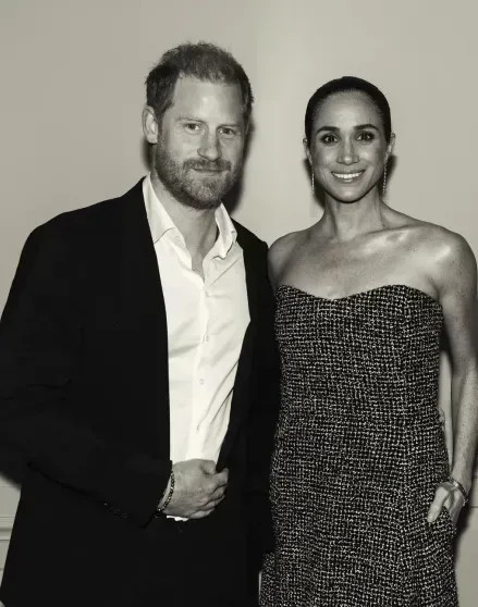 Меган Маркл опубликовала видео из поездки в Австралию, за которую их с принцем Гарри раскритиковали Меган, видео, МарклКадры, Гарри, также, Маркл, поездку, время, больницу, визита, детскую, попытке, Дианы, обвинили, детей, критикуют, тысяч, вызвали, выжившими, назвали