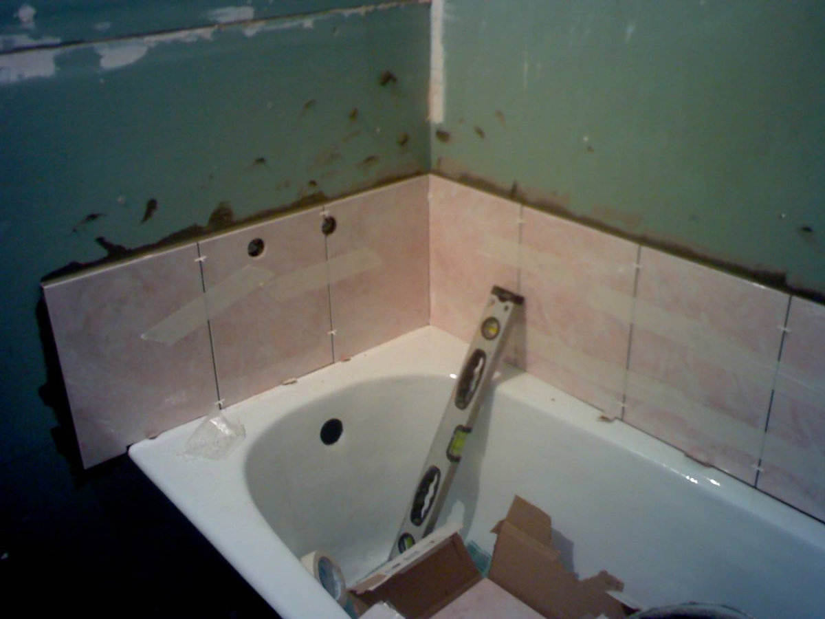 Помните тот момент, когда вы впервые заметили черную плесень в углу ванной? Или когда вода начала просачиваться сквозь стык между ванной и плиткой?-5