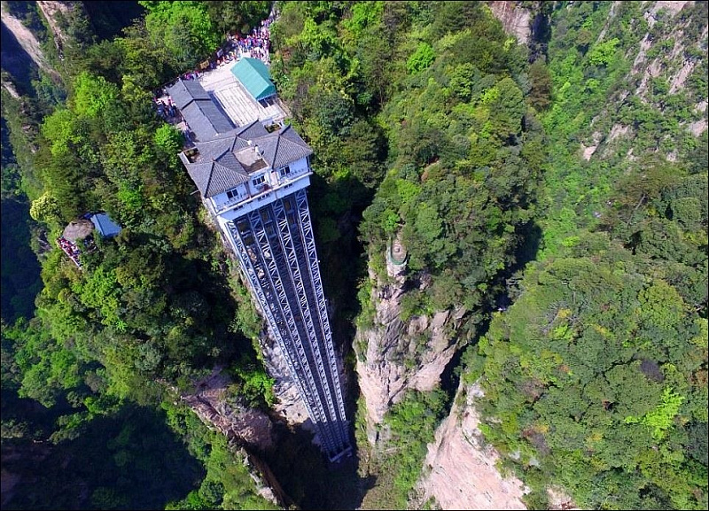 Bailong Elevator – самый высокий лифт в мире, поднимающий туристов на вершину скалы авиатур