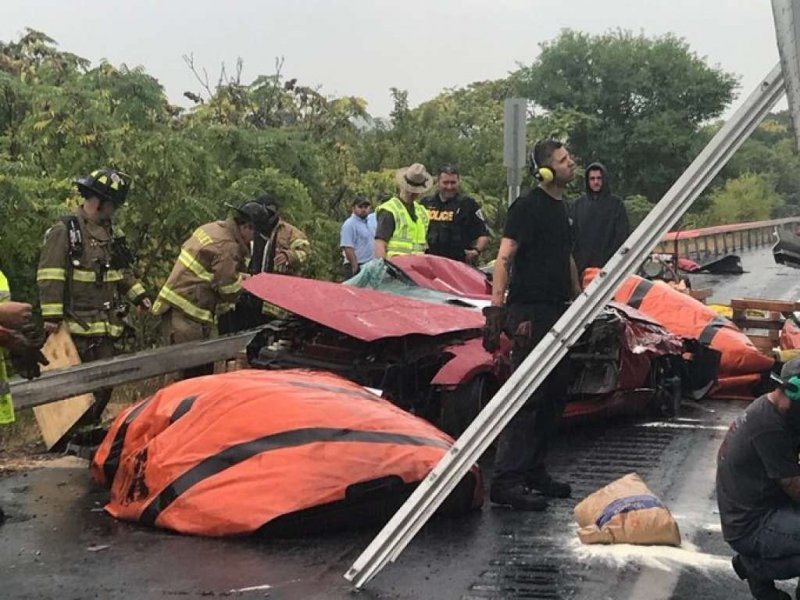 Грузовик расплющил спортивный Ниссан, а водитель получил лишь пару царапин авария,автомобиль,грузовик,на дороге