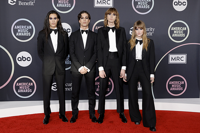 Dress Code. В Лос-Анджелесе прошла премия American Music Awards. Среди гостей — Дженнифер Лопес, Måneskin, Билли Портер Красная дорожка