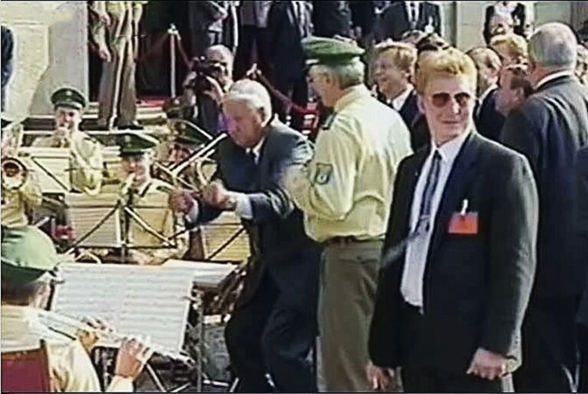 Ельцин дирижирует оркестром в Германии. Фото из открытого доступа