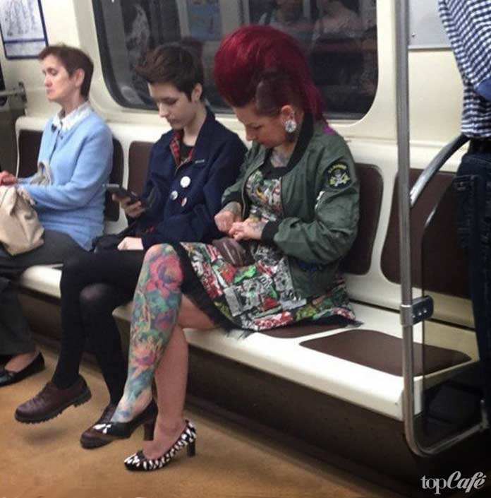 Фотографии женщин в метро: красивая причёска