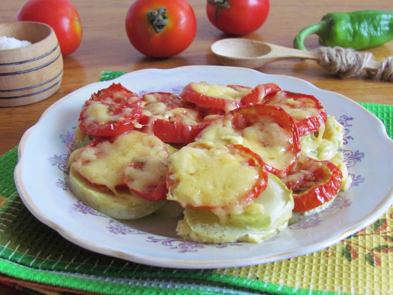 Кабачки с сыром и помидорами на сковороде