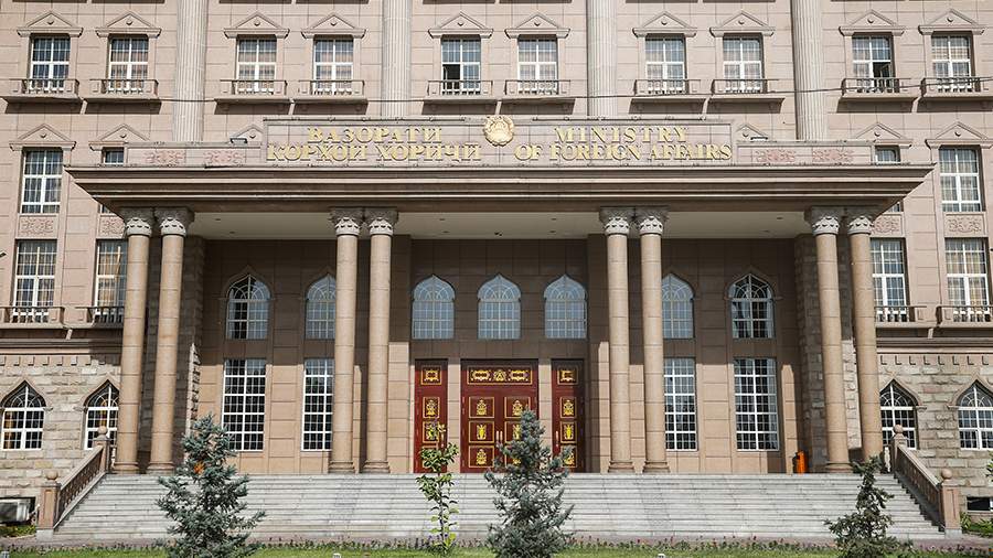 МИД Таджикистана рекомендовал гражданам временно не выезжать в РФ