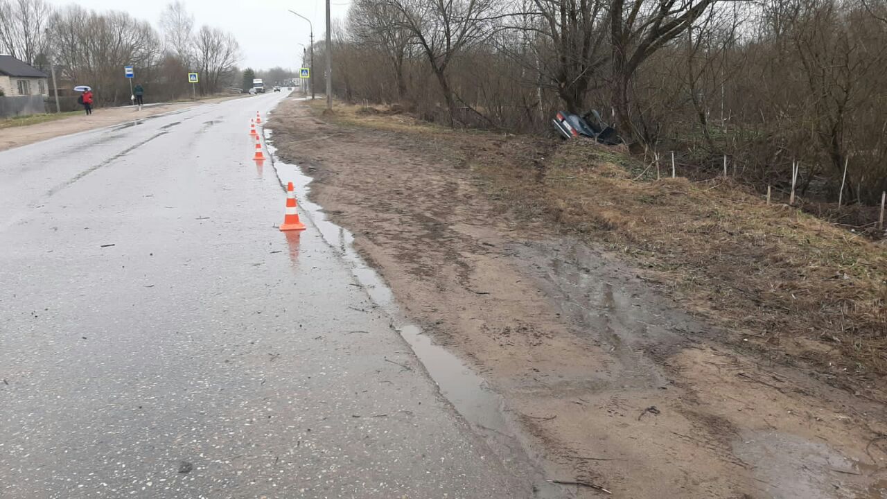 В Тверской области автомобиль врезался в дерево - водитель погиб