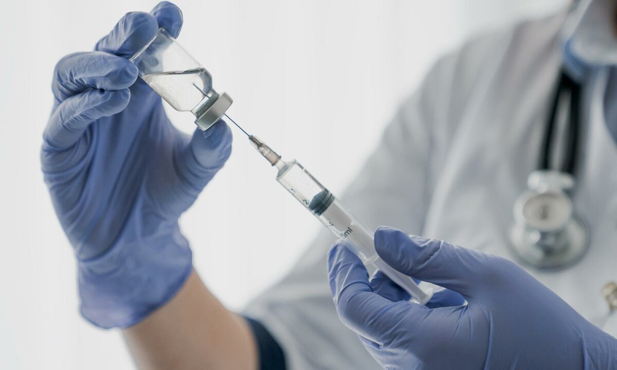 Прививка не поможет? Как не заразиться менингококковой инфекцией — мнение врачей