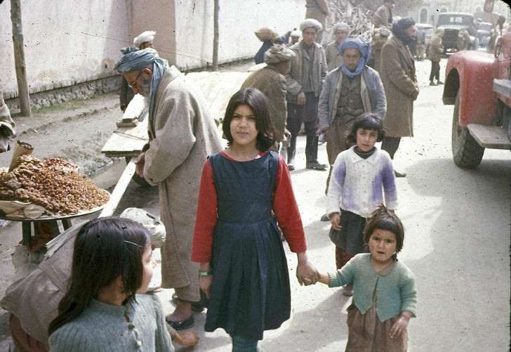 Афганистан на фотографиях 50 лет. Женщины устраивали пикники на природе и ходили в юбках Культура