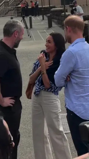 Меган Маркл опубликовала видео из поездки в Австралию, за которую их с принцем Гарри раскритиковали Меган, видео, МарклКадры, Гарри, также, Маркл, поездку, время, больницу, визита, детскую, попытке, Дианы, обвинили, детей, критикуют, тысяч, вызвали, выжившими, назвали