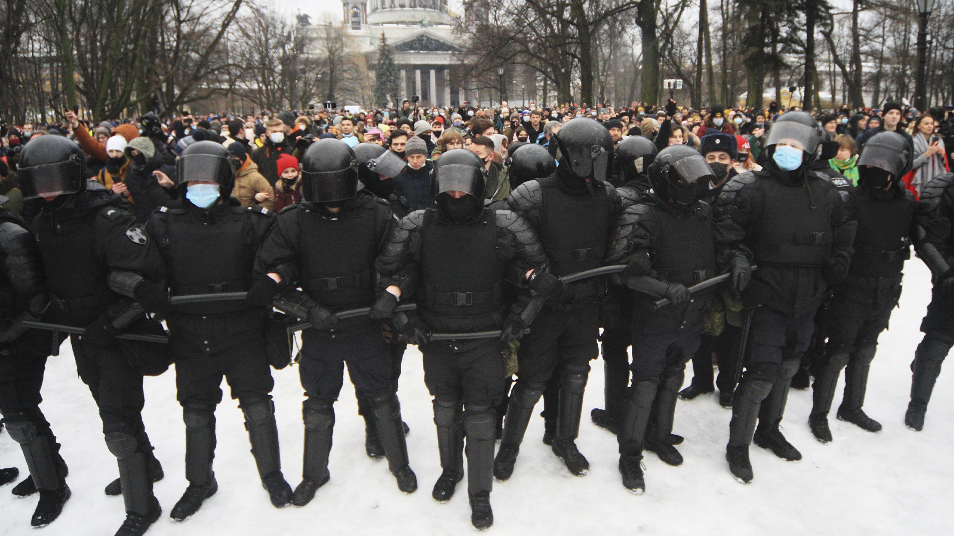 Люди после митинга. Массовые беспорядки в СПБ.