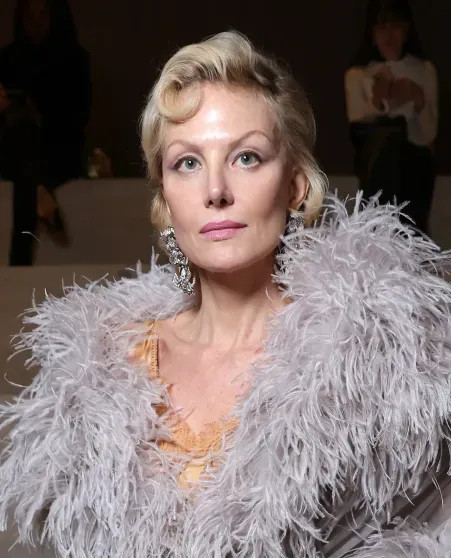 Рената Литвинова в платье с перьями посетила показ Gucci ЛитвиноваРената, Gucci, Литвинова, Рената, своего, показала, посетила, показ, Актриса, кожаной, которую, декольте, блузе, 59летняя, пальто, синем, брошь, позировала, показа, незадолго