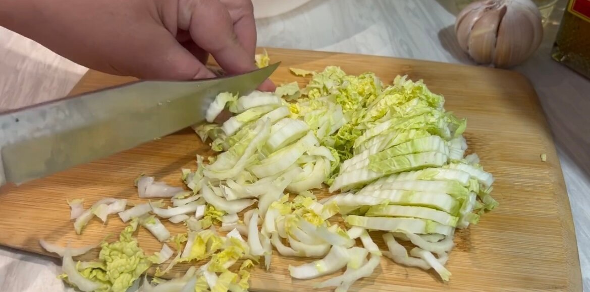 Этот обалденный салат из 3-х ингредиентов покорил всех моих подруг, теперь готовят вместо ужина: берите на заметку