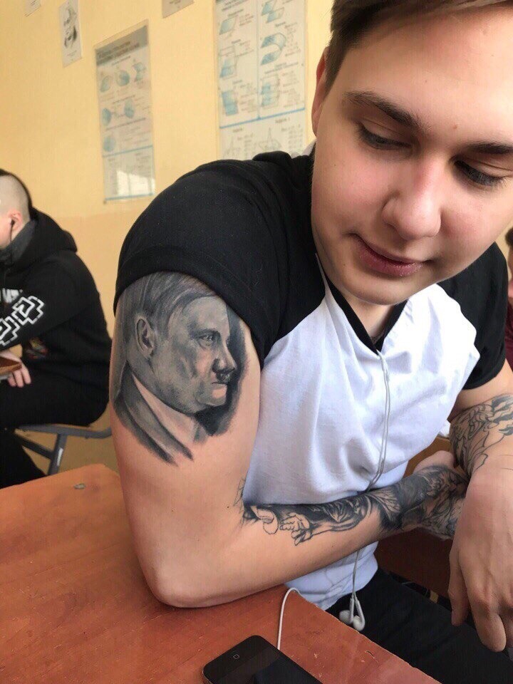 Россияне раскритиковали необычную татуировку школьника. фото Некоторые, некоторые, поклоняется, Гитлера, татуировкой, школьником, между, разницы, увидели, войны, считают, Отечественной, Великой, ветеранами, живыми, издевательство, настоящее, самое, Сталину  