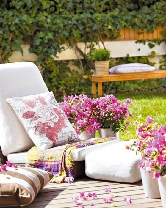 Лежак из мягких подушек, сшитых своими руками, идеально дополнит место для отдыха на даче или в саду. 