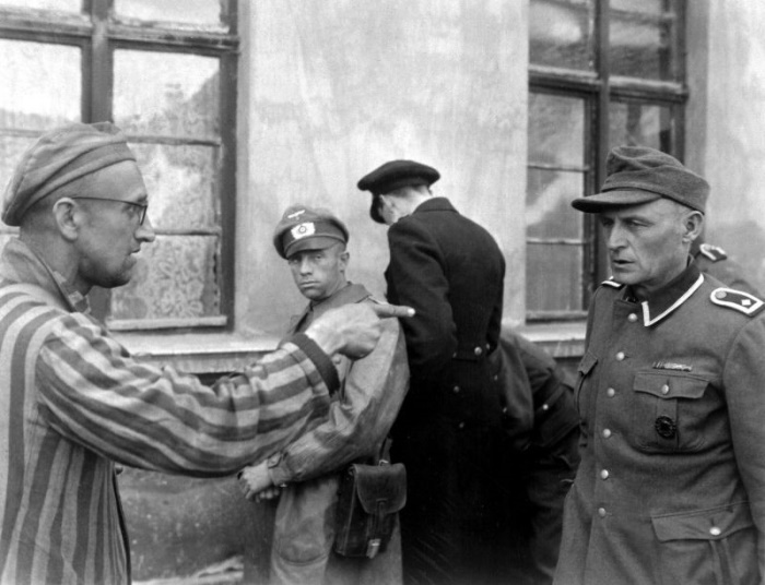 Советский военнопленный идентифицирует бывшего охранника концлагеря Бухенвальд, жестоко избивавшего заключенных, 14 апреля 1945 года