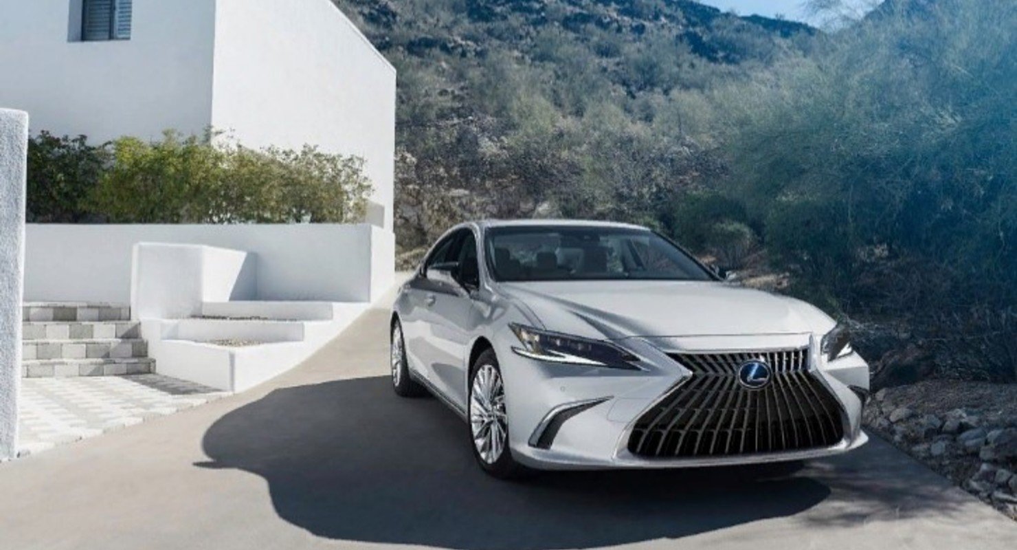 Lexus ES 2022 года демонстрирует обновленный экстерьер и новый сенсорный экран Автоновинки