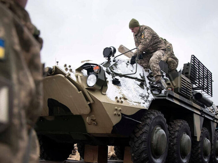 Захарова: Украина стянула войска в Донбасс
