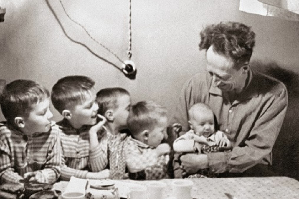 Борис Никитин со своими детьми