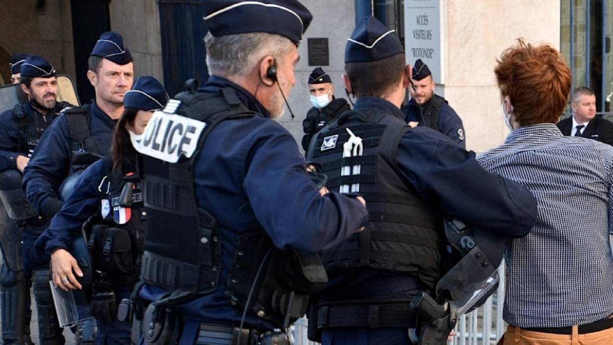 Полиция призвана. Полиция Франции. Повязки у полиции Франции. Французские полицейские 2023. Форма французской полиции.